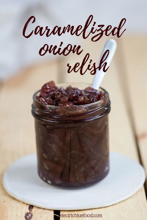 Caramelized onion relish for burgers. The secret ingredient to up your hamburger game. Add this red onion relish to your favourite burgers and enjoy it at your next BBQ! Red Onion Relish Recipe, Red Onion Marmalade Recipe, Onion Marmelade, Onion Relish Recipe, Fry Sauce Recipe, Grilled Halloumi, Onion Jam, Red Onion Relish, Relish Recipes