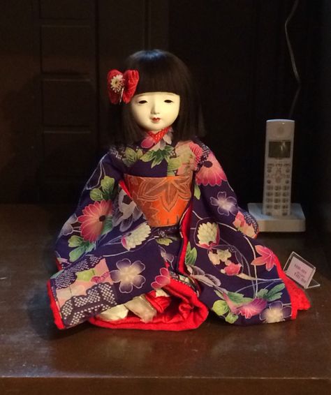 Japanese Dolls Traditional, Japanese Urban Legends, Geisha Doll, Asian Dolls, Doll Plushies, Doll Games, Doll Aesthetic, Red Umbrella, Japanese Doll