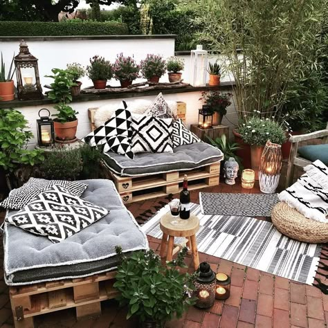 Homemade Fire Pits, Cheap Backyard Makeover, Backyard Makeover Ideas, Diy Backyard Makeover, Cheap Backyard Makeover Ideas, Backyard On A Budget, Ideas Terraza, Cheap Backyard, Space Storage