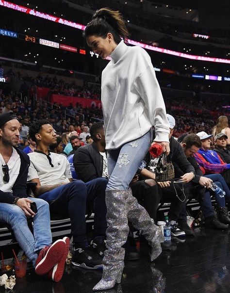 Fashion Kendall Jenner, Ball Game Outfit, Kendall Ve Kylie, Kendall Jenner Style Casual, Basketball Game Outfit, Sparkly Boots, Kendall Jenner Street Style, Game Outfit, Kendall Style