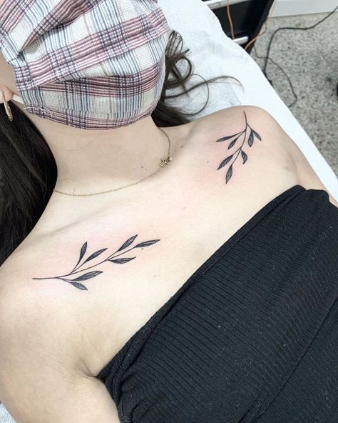 Ginkgo Leaf Tattoo, Clavicle Tattoo, Motivational Tattoos, Inspo Tattoo, Small Chest Tattoos, Leaf Tattoo, Tattoo Patterns, Pretty Leaf, Hemp Leaf