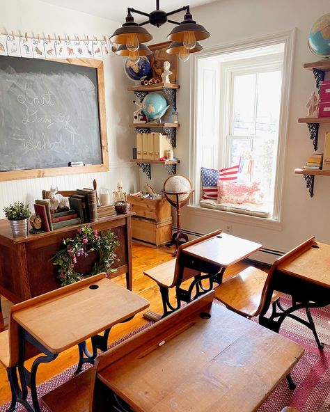 Homeschooling Room Ideas, Homeschooling Room, Homeschool Room Decor, Homeschool Room Design, Serving God, American Farmhouse Style, Homeschool Decor, Old School House, American Farmhouse