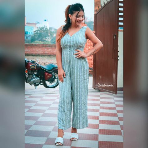 Poses In Jumpsuit, Jumpsuit Photoshoot Ideas, Jumpsuit Photoshoot, Khushi Punjaban, Poses Women, Cute Attitude Quotes, After Marriage, Dress Design Patterns, Photography Poses Women