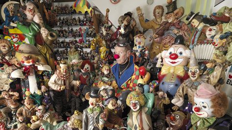 Video: German woman sets new record for largest collection of clowns in time for Halloween - October 2011 - - Latest news - Guinness World Records Clown Haunted House, Clown History, 2016 Clown Sightings, Clown Doll, Lladro Clown Figurines, Clown Figurines Vintage, Unexplained Phenomena, Pisces Moon, Old Oak Tree