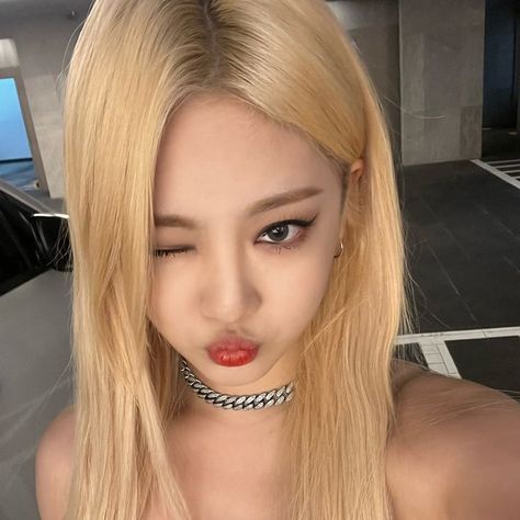 aespa icons aespa ningning icons #aespa #ningning #sm #kpop My Icon, Ning Ning, Dark Blonde Hair, Bts Girl, Dark Blonde, Fair Skin, Girls Dp, Blonde Hair Color, Girl Icons