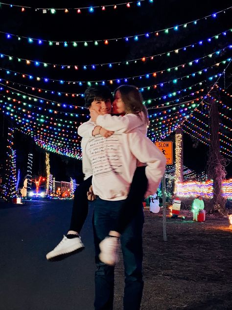 Cute Christmas Photos Couples, Christmas Cupple Photos, Couple’s Christmas Pictures, Cute Couple Pics Christmas Lights, Cute Couple Christmas Pics, Christmas Couple Pictures Outdoor Lights, Christmas Photoshoot With Boyfriend, Boyfriend Girlfriend Christmas Pictures, Cute Christmas Pics With Boyfriend