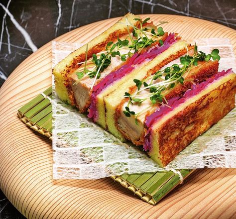 Ebi Katsu Sando, Katsu Sando Sandwich, Brioche Sandwich Ideas, Sandwich Plating Ideas, Sando Sandwich, Katsu Sandwich, Pork Katsu, Katsu Sando, Specialty Sandwiches