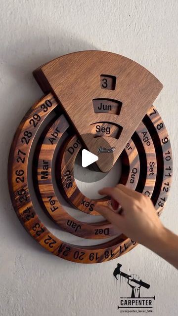 Wood Art Abay on Instagram: "The Garimpo89 Perpetual Calendar has functions far beyond the simple paper calendar, it brings you to the present and "forces" you to know what day it is, giving you greater awareness of past days, it can also be used to train your memory or teach children. Among so many features, our Perpetual Calendar is a decorative and interactive piece, which will be part of By @garimpo89decor  📩 Features & Promos via DM  #wood #woodworker #wooddesign #woodcarving #woodturning #woodburning #woodart #woodartist #woodworking #calendario #calendariodemadeira #calendarioperpetuo #marcenariacriativa #arte #artesanato #feitoamao #woodwoork #wooddesign #desingcriativo" Mebel Design, Paper Calendar, Wood Calendar, Wood Artist, Perpetual Calendar, Wood Rounds, The Present, Wood Turning, Wood Design