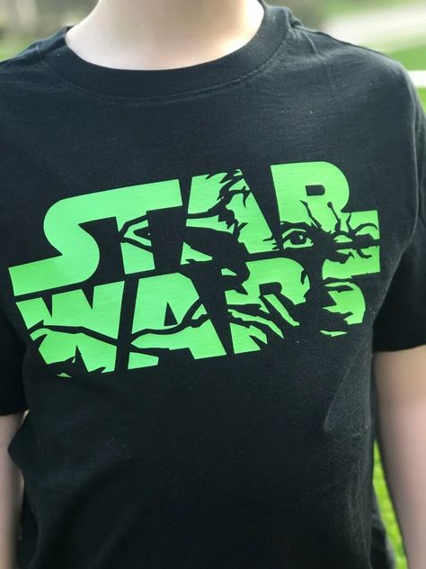 Yoda Cricut Star Wars Shirt by Pineapple Paper Co. #starwars #cricutstarwars #diystarwars Star Wars Shirt Ideas, Star Wars Projects, Star Wars Cricut, Diy Workout Shirt, Diy Boy Gifts, Diy Star Wars, Star Wars T Shirts, Diy Star, Star Wars Shirt