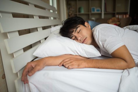 Man sleeping on bed in the morning | Free Photo #Freepik #freephoto #people #cover #man #home Sleeping Pose, Rain And Thunder Sounds, Sleeping Man, Rain Sounds For Sleeping, Couple Sleeping, Improve Nutrition, Feeling Sleepy, Ways To Sleep, Bahasa Korea