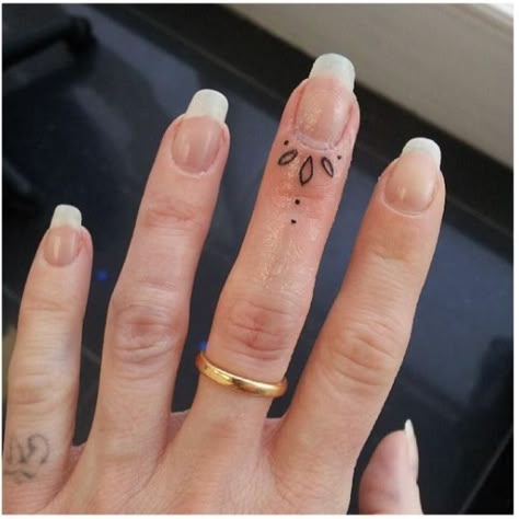 Girl Finger Tattoos, Tiny Finger Tattoos, Small Finger Tattoos, Finger Tats, Finger Tattoo For Women, Finger Tattoo Designs, Tiny Tattoo, Finger Tattoo, Dainty Tattoos