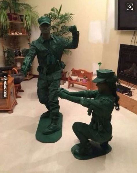 Green Army Men, "Toy Story"Photo: 9gag.com via Pinterest Photo: Pinterest Screen Shot Meme Costume, Funny Couple Costumes, Soldier Costume, Couples Halloween Outfits, Holloween Costume, Cute Couple Halloween Costumes, Hallowen Costume, Halloween Costumes For Couples, Fantasias Halloween