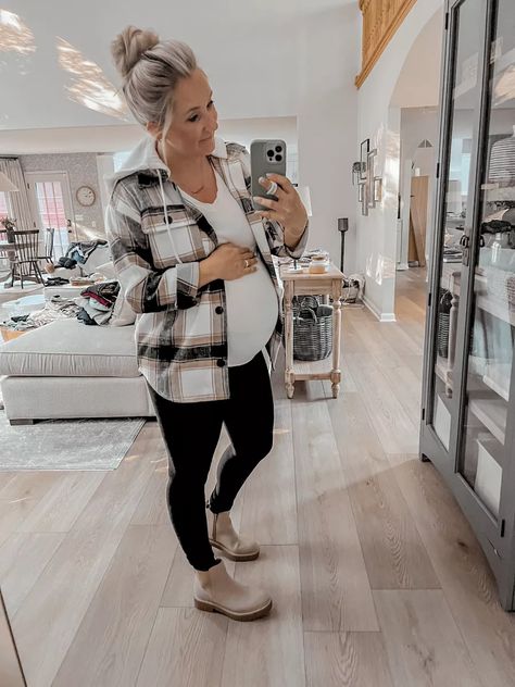 Cute Comfy Outfits For Pregnant Women, Cute Pregnancy Outfits For Winter Casual, December Maternity Outfits, Gender Reveal Winter Outfit, Dressy Maternity Outfits For Winter, Maternity Vest Outfit, February Maternity Outfits, Business Casual Outfits For Pregnant Women, Outfit Baby Shower Mama Casual