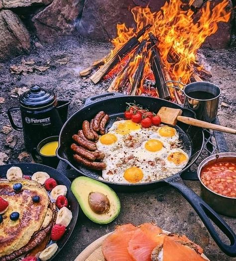 Fire Food, Easy Camping Meals, Campfire Food, Backpacking Food, Fire Cooking, Campfire Cooking, Easy Camping, Open Fire, Camp Cooking