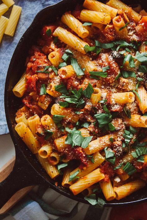 R143 Rigatoni All’Amatriciana Vegan Autumn, Vegan Pesto Sauce, Hearty Recipes, Rigatoni Recipes, Baked Rigatoni, All Amatriciana, Italian Pasta Dishes, Autumn Recipes, Vegan Inspiration