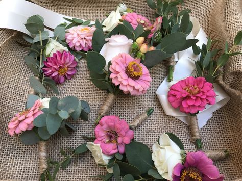 Button holes for a September wedding using dahlias and zinnias. Zinnias Wedding Bouquets, Zinnia Boutonniere, Zinnia Wedding Bouquet, Zinnia Bouquet, Colorful Bridal Bouquet, Dahlia Bouquet, Citrus Wedding, Button Holes Wedding, The Mayflower