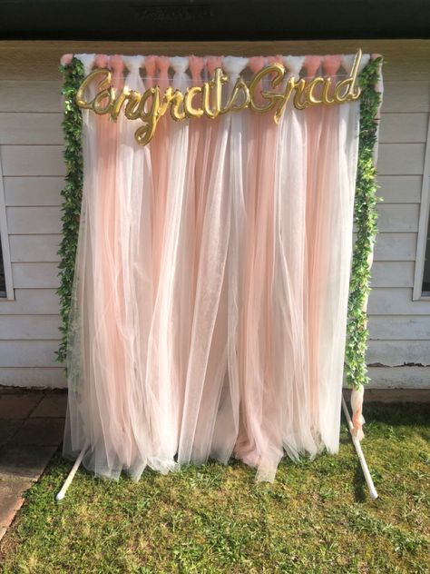 Tulle Background Backdrop Ideas, Tule Decorations Party, Tule Backdrop, Tulle Backdrop Diy, Tulle Photo Backdrop, Pvc Pipe Backdrop, Diy Pvc Pipe Backdrop, Graduation Photo Backdrop, Promotion Ceremony