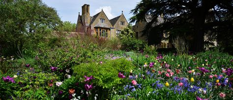 10 Days May 2023 | Visit the Chelsea Flower Show & England's finest gardens incl. Rousham, Hidcote, Sezincote, Great Dixter, Sissinghurst & Highgrove. Great Dixter, Manor Garden, Bath England, Garden Bulbs, Most Beautiful Gardens, English Art, Greenhouse Gardening, Chelsea Flower, Chelsea Flower Show