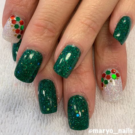 Dip Nail Designs Green, Holiday Dip Powder Nails, Nail Dipping Powder Designs Christmas, Cute Sns Nail Ideas For Fall, Powder Dip Christmas Nails, Sns Dipping Powder Nails Christmas, Christmas Nails Sns Powder, Christmas Nail Designs Dip Powder, Winter Sns Nails Ideas