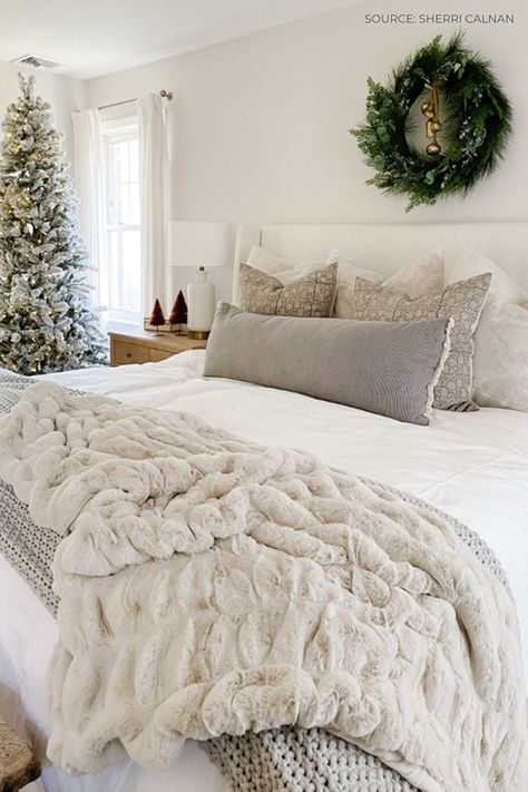 Winter Decor Diy, Diy Winter Decorations, Diy Winter Decor, Winter Bedroom Decor, Winter Decor Ideas, Winter Decorating Ideas, Holiday Bedroom, Winter Bedroom, Neutral Christmas Decor