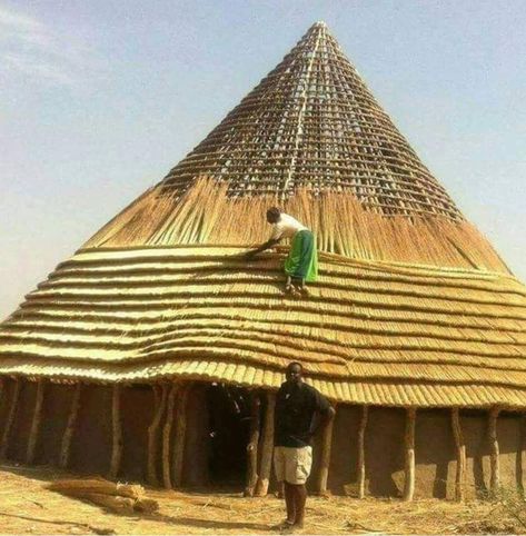 Huge hut called "Luak" being thatched by a woman, the hut is common in the states of South Sudan Thatched House South Africa, Earthship Home Plans, House South Africa, African Hut, Thatched House, Earthship Home, South Sudan, Nature Tour, Vernacular Architecture