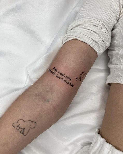 Tattoos About Healing, Love Change, Basic Tattoos, Tatoo Inspiration, Healing Tattoo, Weird Tattoos, Healing Hands, Discreet Tattoos, Aesthetic Tattoo