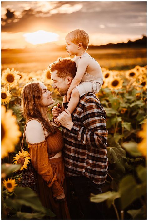 Sunflower Farm Photoshoot Family, Sunflower Maternity Pictures Families, Sunflower Patch Family Pictures, Sunflower Family Photo Shoot, Family Flower Photoshoot, Family Photoshoot Sunflower Field, Sunflower Mini Session Family, Flower Farm Photoshoot Family, Sunflower Field Pictures Family