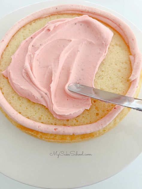 Mousse Cake Filling, Strawberry Mousse Filling, Strawberry Cheesecake Cake, Strawberry Mousse Recipe, Doctored Cake Mix Recipes, My Cake School, Strawberry Mousse Cake, Easy Strawberry Cheesecake, Strawberry Cake Filling