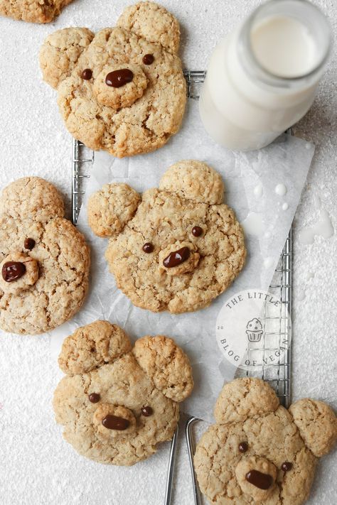 Bear shaped oatmeal cookies on a wire rack Bear Oatmeal Cookies, Cookies To Make With Toddlers, Coraline Cookies, Cookies For Toddlers, Vegan Oatmeal Cookies, Christmas Bakes, Oatmeal Cookies Easy, Bear Hunt, Babyshower Party