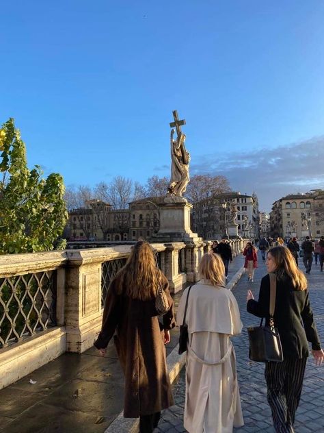 January holiday to Rome outfits Rome Winter Fashion, Rome Winter Aesthetic, Rome Winter Outfits, Rome In February, Rome In January, Outfit Roma, Rome In Winter, City Winter Outfit, Christmas In Rome