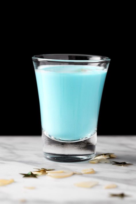 This Blue Moon Shot is an easy 3 ingredient recipe that yields a bright blue, creamy shot. It’s quick to make for a large group and tastes delicious. Blueberry Muffin Shot, Blue Moon Cocktail, Easy Shot Recipes, 3 Ingredient Recipe, Shooter Recipes, Unique Cocktail Recipes, Baileys Original Irish Cream, Moon Shot, Cake Shots