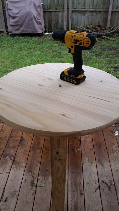 Outdoor Pub Table Diy, Diy Cocktail Table Cheap, Diy High Top Table Outdoor, Diy Pub Table Ideas, Diy Pub Table, Bar Table Diy, Pub Style Table, Outdoor Pub Table, Diy Cocktail Table