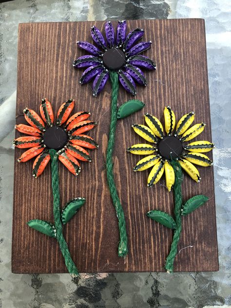 Bottle Cap Flower Wall Art Flowers Out Of Bottle Caps, Bottle Cap Flowers Diy, Bottle Cap Sunflower, Beer Cap Projects, Bottle Cap Wall Art, Beer Bottle Cap Art, Bottle Top Art, Beer Bottle Cap Crafts, Diy Bottle Cap Crafts