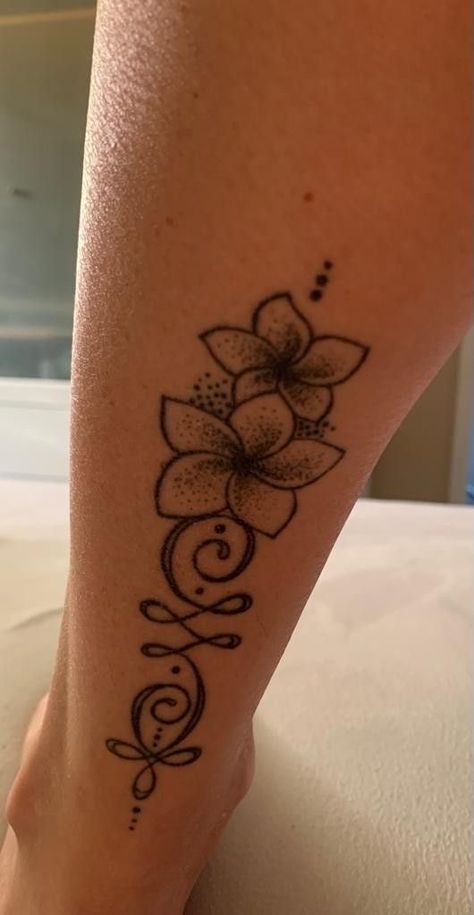 Cute Easy Tattoos For Women, Spiritual Wrist Tattoos, Tattoos For Black Skin Women, Hawaiian Plumeria Tattoo, Pen Tattoo Ideas, Tattoos Red Ink, Black Skin Girl, Small Henna Tattoos, Aries Tattoos