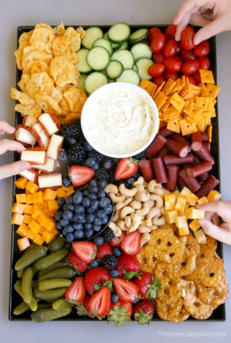 Summer Cheese Board, Birthday Snacks, Snack Platter, Charcuterie Inspiration, Party Food Platters, Kids Party Food, Charcuterie Recipes, Summer Snacks, Birthday Party Food