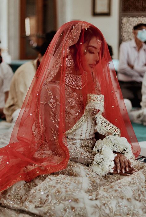 Nikah Red Dupatta, Nikkah Outfit Red Dupatta, Nikkah Outfit With Red Dupatta, Qubool Hai Dupatta, White Nikkah Dress With Red Dupatta, Red Nikkah Outfit, Nikkah Dupatta Red, Nikah Dupatta Ideas, Nikkah Dupatta Ideas