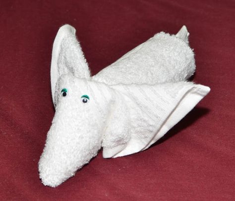 How to Make Towel Animals (10 Creatures to Practice) - Hobby Lesson Napkins Origami, Animal Towels, Towel Creations, Towel Swan, Napkin Origami, Elephant Towel, Towel Origami, Fold Napkins, Fancy Towels