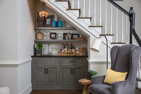 Traditional Home Bar, Under Staircase Ideas, Ideas Under Stairs, Bar Under Stairs, Stairs Indoor, Kitchen Under Stairs, Stairs Decoration, Home Bar Rooms, Farmhouse Living Room Decor Ideas