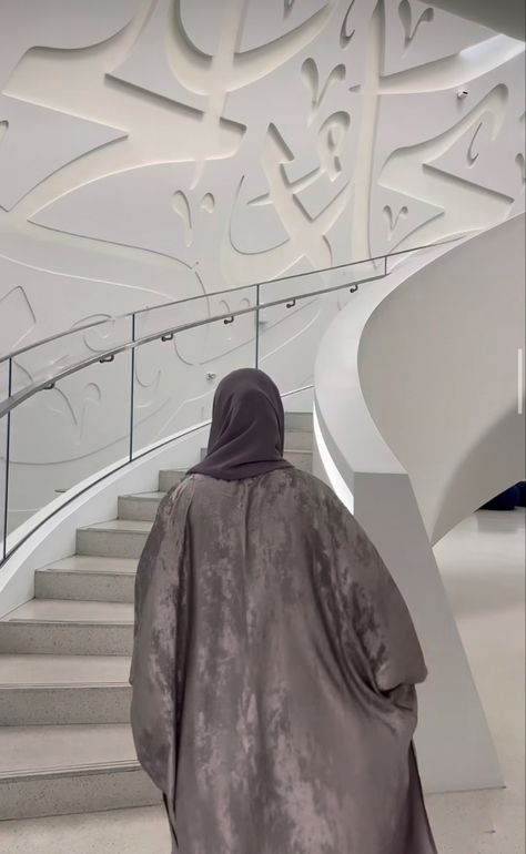 Hijabi Dubai, Rich Muslim Girl Aesthetic, Hijabi Business Women, Rich Hijabi Aesthetic, Wedding Abaya, Hijabi Aesthetic, Cute Instagram Pictures, Hijabi Girl, Abaya Designs