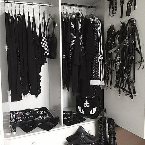 Emo Bedroom, Grunge Bedroom, Gothic Room, Gothic Bedroom, Mode Emo, Mode Grunge, Attitude Clothing, Dark Home Decor, Closet Room