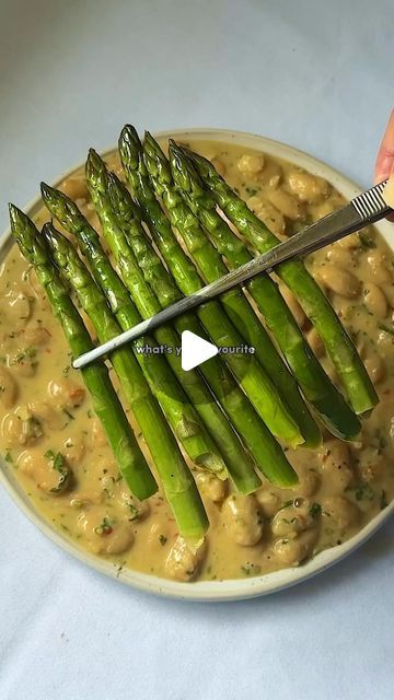 ALFIE STEINER on Instagram: "ASPARAGUS + BRAISED BUTTER BEANS

what’s your favourite vegetable? for me, you can’t beat seasonal ASPARAGUS. 

juicy, crunchy & green, served here on a bed of creamy braised butter beans, with lemon + parmesan on top.

done in 20 minutes, this is what spring should taste like. full recipe follows below - enjoy! and let me know if you give it a go. 

INGREDIENTS (serves 2)

Large bunch of asparagus
700g butter beans (+ liquid if jarred) - I use @boldbeanco 
1 white onion
Small bunch of parsley (+ stems)
1 red chilli
4 garlic cloves
2 tbsp nutritional yeast
1 tsp miso paste
1 lemon (+ zest)
Handful of grated parmesan
Olive oil
Salt
Pepper
2 flatbreads

METHOD

1. Finely dice the onion, parsley stalks, red chilli + garlic. 
2. Warm a glug of olive oil in a saucep Braised Butter Beans, Alfie Cooks, Wfpbno Recipes, Vegan Plan, Miso Paste, Plant Based Cookbook, Vegan Parmesan, Vegan Meal Plans, The Onion