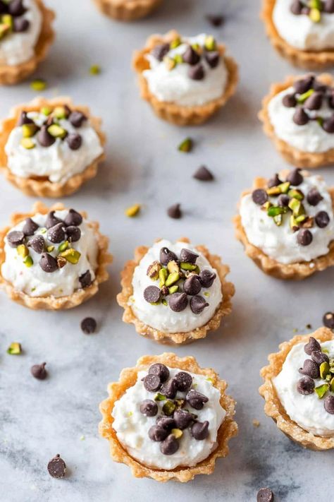 Cannoli Cheesecake Bars, Cannoli Bites, Cannoli Cups, Mini Cannoli, Easy Cannoli, Pastry Cups, Italian Appetizers Easy, Mini Tart Shells, Mascarpone Filling