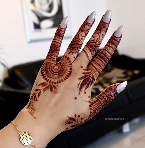 11.1k Likes, 31 Comments - Pakistani Bride (@pakistanibride) on Instagram: “Amazing design & stain 😍😍😍😍😍 via @henna_nurahshenna ✨ #pakistanibride #henna #hennaideas #hennaart…” Back Side Mehndi Design, Side Mehndi Design, Back Side Mehndi, Henna Styles, Beautiful Simple Mehndi Design, Mehndi Designs Simple, Finger Henna Designs, Henna Tattoo Hand, Legs Mehndi Design