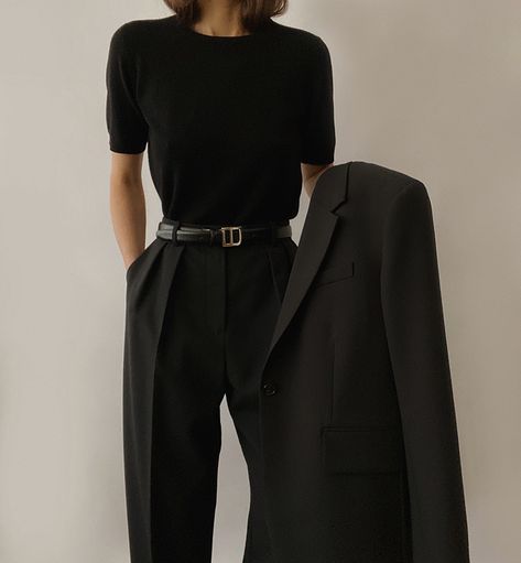 Minimalist Aesthetic Outfit, Minimalism Outfit, Black Academia, Minimal Style Outfits, Black Instagram, Androgynous Outfits, Timeless Outfits, Stylish Work Outfits, Minimal Style