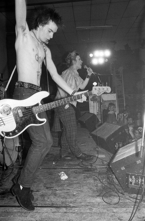 1970s Punk, The Distillers, Sid And Nancy, 70s Punk, Johnny Rotten, Sid Vicious, Punk Rock Bands, Punk Rocker, Punk Bands