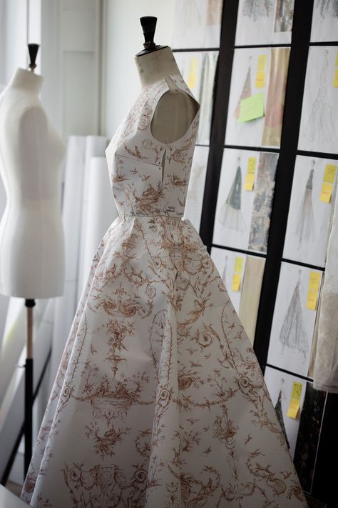 When Beige Isn’t Boring: The Story Behind Dior’s Toile de Jouy Couture Gown Toile Dress Formal, Toile Dress, Dior Dress, Christian Dior Haute Couture, Christian Dior Couture, Dior Haute Couture, Dior Couture, Student Fashion, Fashion Sewing Pattern