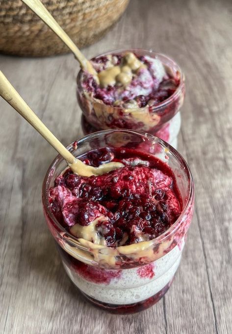 Blended Overnight PB and J Chia Oats - Upbeet & Kaleing It Overnight Oat Ideas, Blended Overnight Oats, Peanut Butter Tart, Chia Oats, Breakfast Goals, Blended Oats, Chia Pudding Breakfast, Pb And J, Best Overnight Oats Recipe