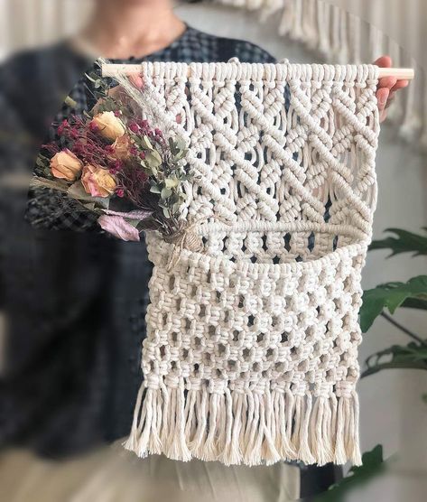 TIMEYARD Macrame Wall Hanging Magazine Holder Bohemia Chic Living Room Wall-Mounted Organizer for Mail Postcard Flowers. Affiliate link Burlap Pillows, Macrame Patterns Tutorials, Macrame Hanging, Macrame Ideas, Magazine Holders, Macrame Decor, Macrame Art, Boho Diy, Macrame Projects