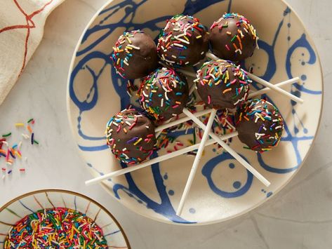 Chocolate For Cake Pops, Yellow Cake Pops, Yellow Cake Mix Recipes, Cake Pops Recipe, Betty Crocker Cake, Cake Pops How To Make, Crumble Cake, Cake Pop Recipe, Bite Size Desserts