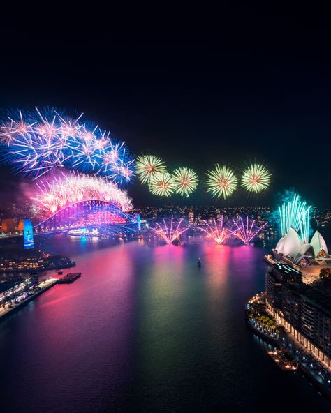 Are you still looking for the perfect way to spend New Year’s Eve? New Year’s Eve in Australia is one of the most anticipated nights of the year, and there are many ways to celebrate. Australia New Year, Moet Chandon Champagne, Veuve Clicquot Champagne, Rooftop Party, Australian Travel, Royal Park, Beer Fest, Kings Park, Fireworks Display